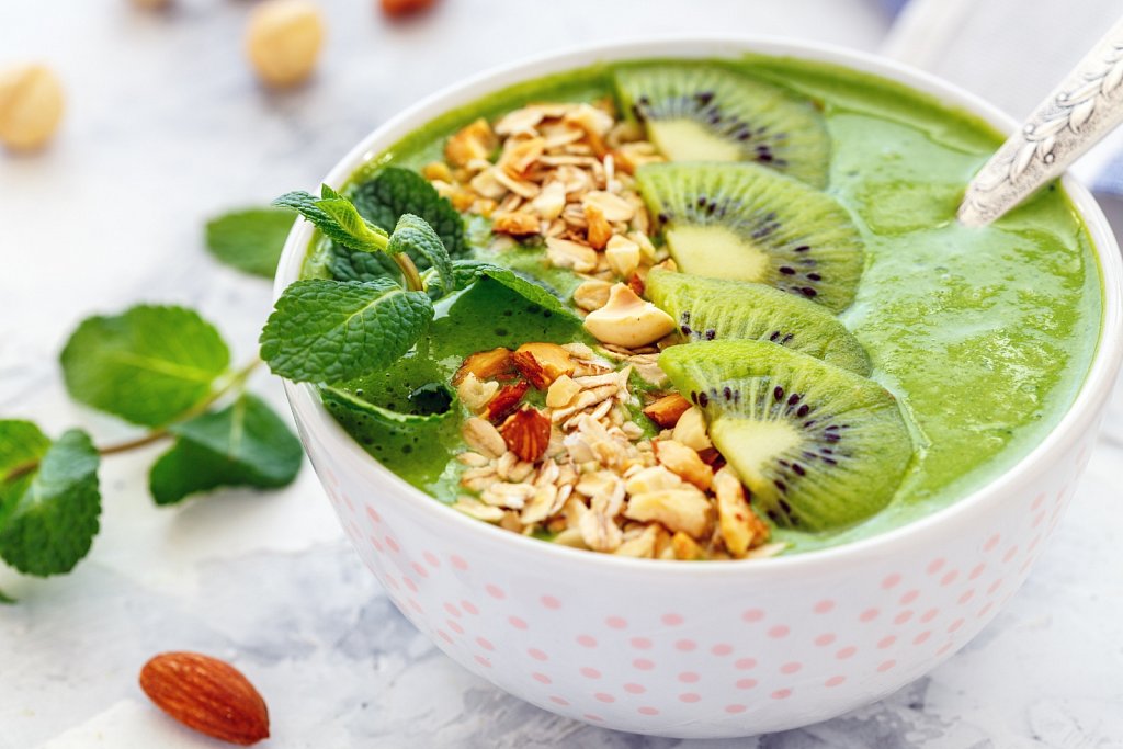 Green smoothie bowl for a healthy breakfast.