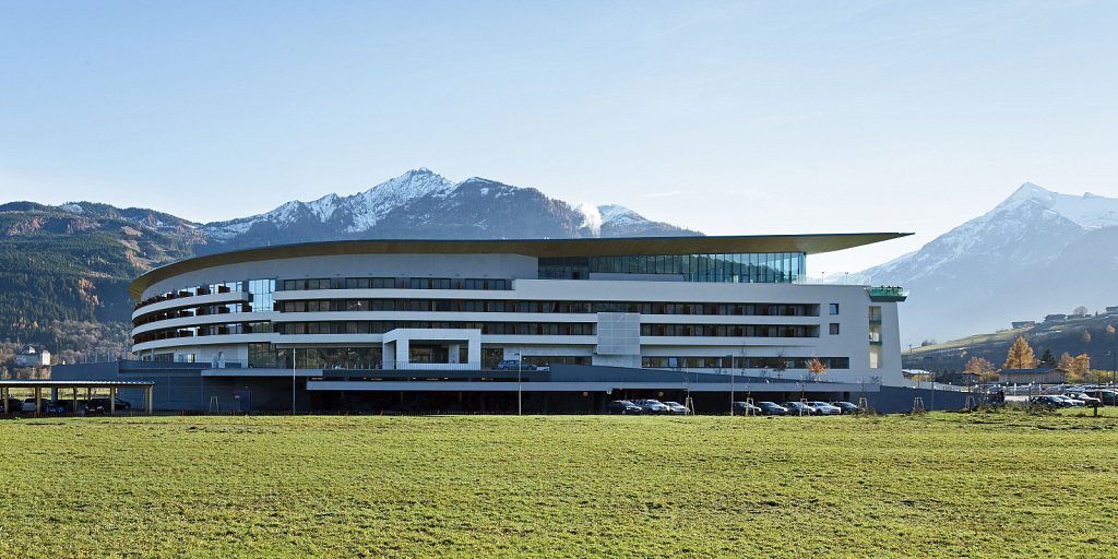 TAUERN-SPA-Aussenansicht-Sommer.jpg